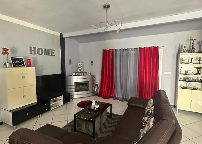 Maison Familiale Avec Piscine Holiday home *